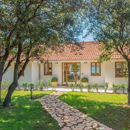 Mon Perin - Luxury Beachfront Villa Bale