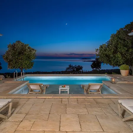 Mon Perin - Luxury Beachfront Villa Bale