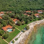 Mon Perin - Luxury Beachfront Bale