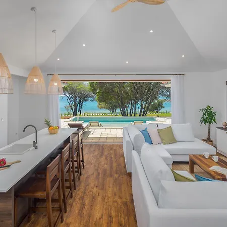 Mon Perin - Luxury Beachfront Bale