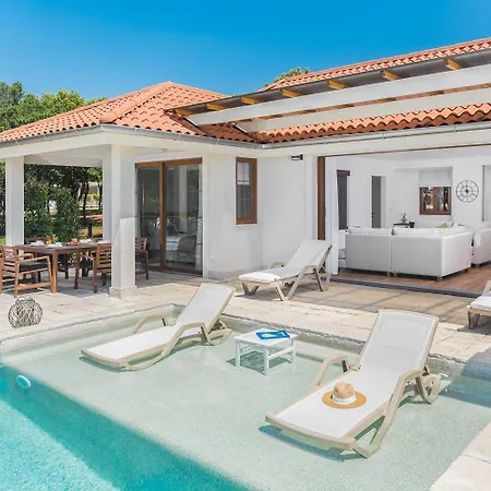 Villa Mon Perin - Luxury Beachfront Bale