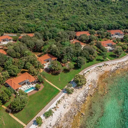 Mon Perin - Luxury Beachfront Bale