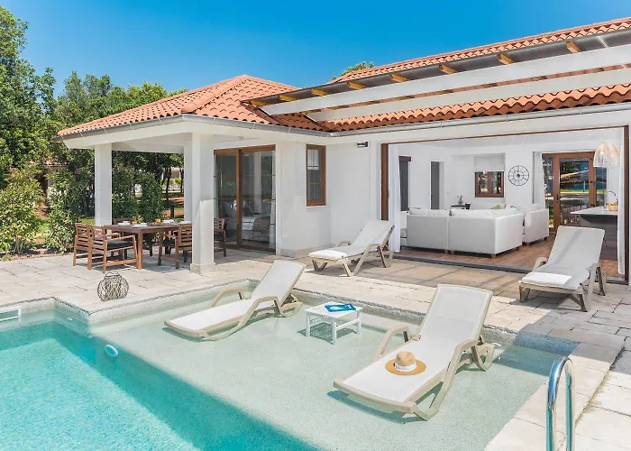 Villa Mon Perin - Luxury Beachfront Bale